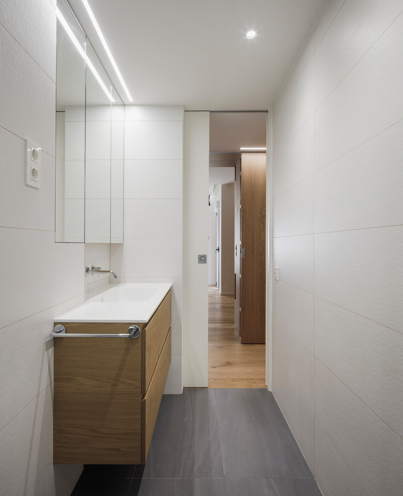 Cette image montre un WC et toilettes minimaliste en bois brun.