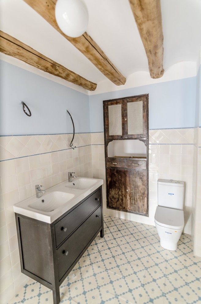 Idéer för ett mellanstort lantligt toalett, med släta luckor, bruna skåp, en toalettstol med separat cisternkåpa, flerfärgade väggar, klinkergolv i keramik och ett integrerad handfat