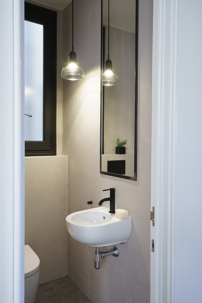 Идея дизайна: туалет в стиле неоклассика (современная классика) с бежевыми стенами, бетонным полом и серым полом