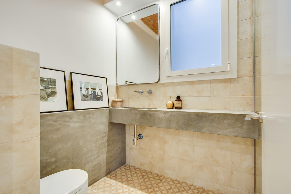 Diseño de aseo mediterráneo con baldosas y/o azulejos beige, paredes blancas, lavabo integrado y suelo beige