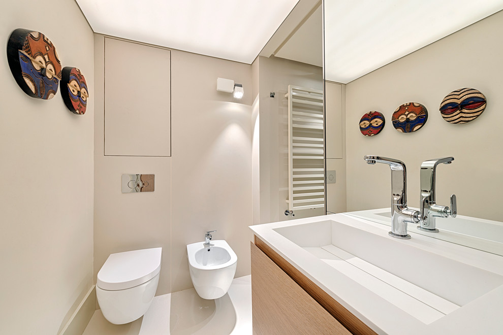 Cette photo montre un petit WC et toilettes tendance avec un bidet et un lavabo intégré.