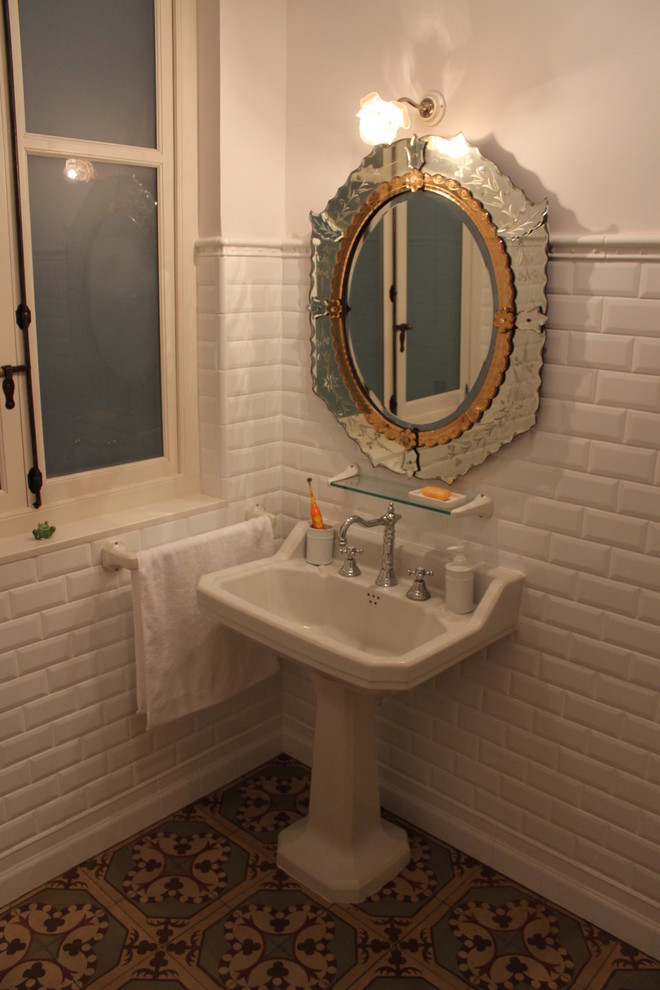Inspiration för ett litet shabby chic-inspirerat toalett, med vit kakel, vita väggar, klinkergolv i keramik och ett piedestal handfat