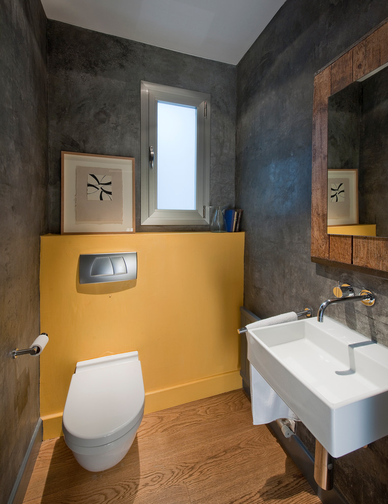Foto de aseo contemporáneo pequeño con sanitario de una pieza y lavabo con pedestal