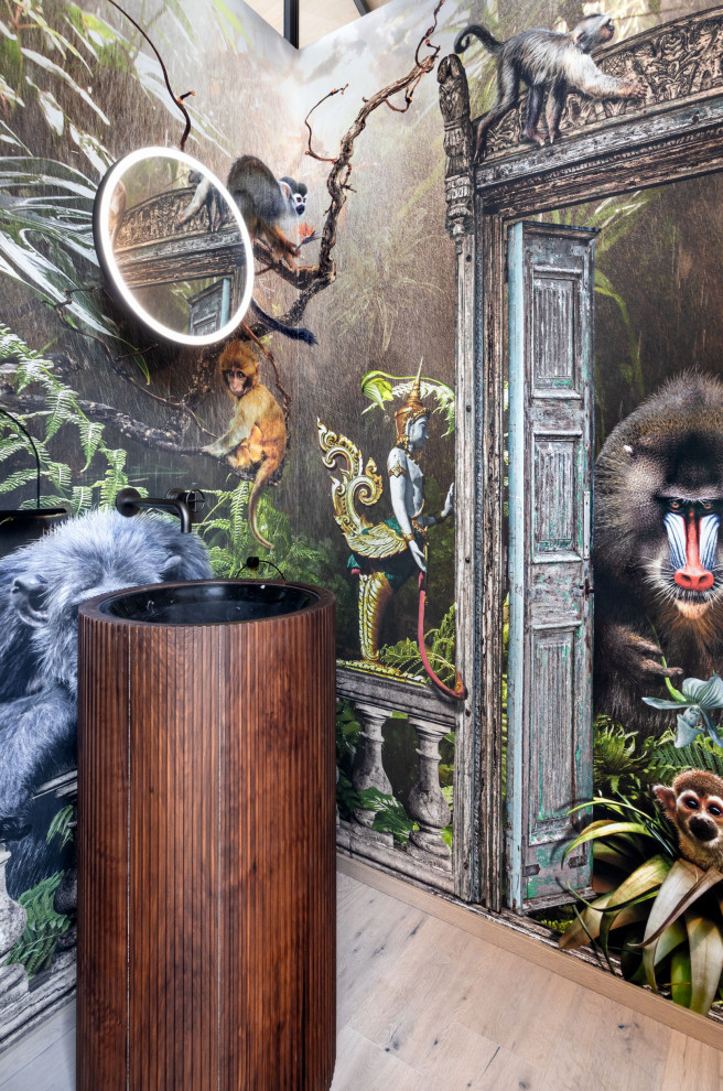 Diseño de aseo de pie tropical de tamaño medio con puertas de armario de madera oscura, paredes multicolor, suelo de baldosas de porcelana, lavabo encastrado, encimera de madera, suelo beige, encimeras marrones y papel pintado