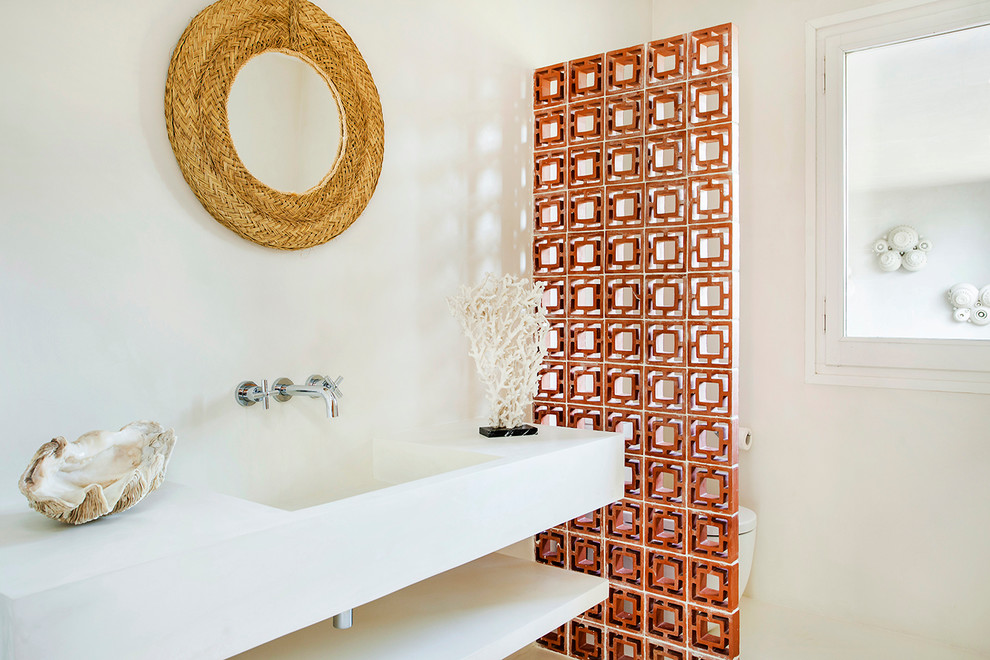 Kleine Landhausstil Gästetoilette mit weißer Wandfarbe und integriertem Waschbecken in Barcelona