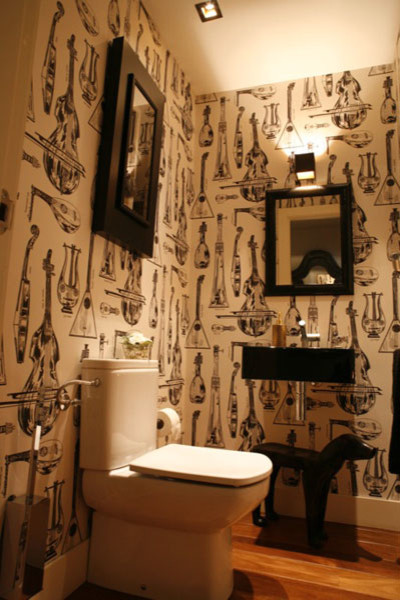 Kleine Klassische Gästetoilette mit braunem Holzboden, Wandwaschbecken, Wandtoilette mit Spülkasten, schwarz-weißen Fliesen, weißer Wandfarbe und braunem Boden in Bilbao
