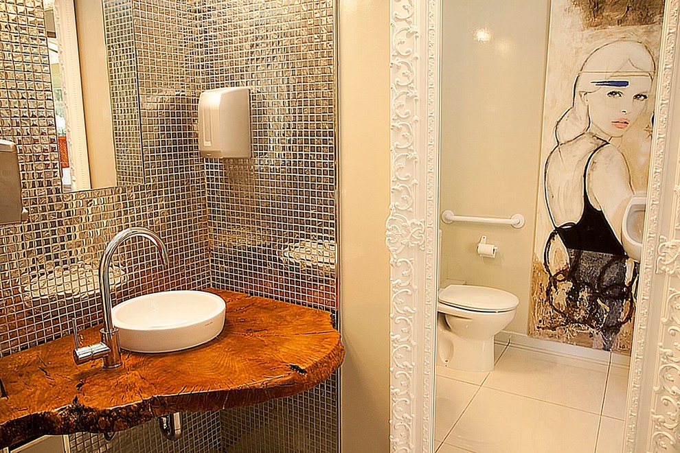 Идея дизайна: маленький туалет в стиле модернизм с писсуаром, белой плиткой, керамогранитной плиткой, белыми стенами, полом из керамогранита, настольной раковиной, столешницей из дерева и белым полом для на участке и в саду