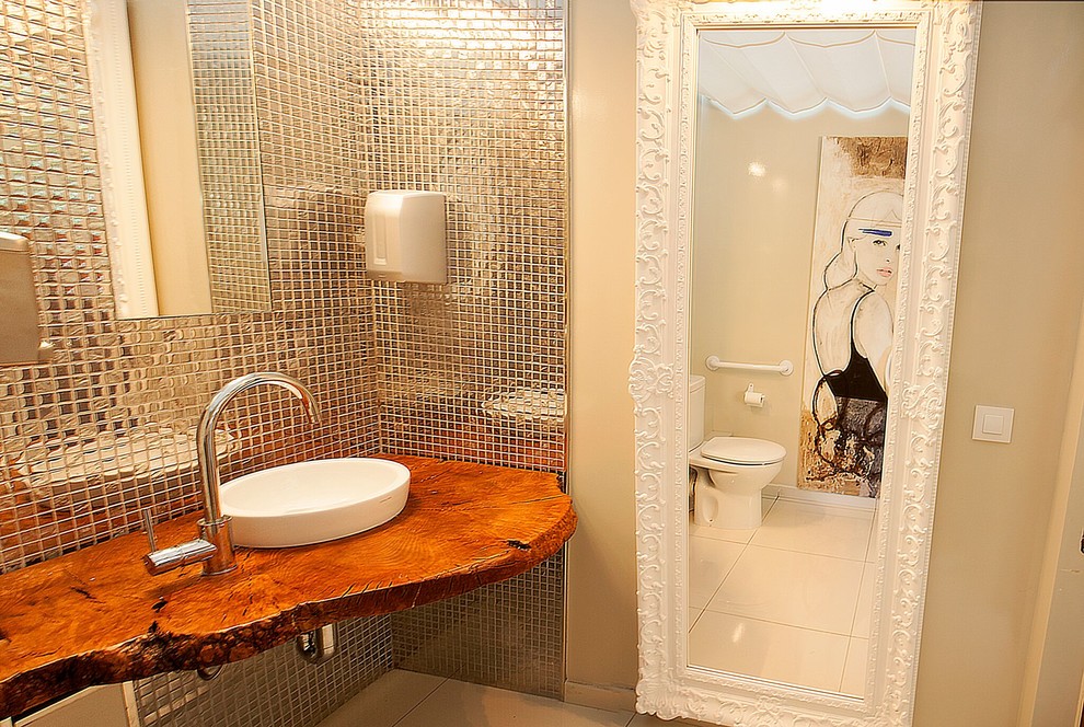 Kleine Moderne Gästetoilette mit Urinal, weißen Fliesen, Porzellanfliesen, weißer Wandfarbe, Porzellan-Bodenfliesen, Aufsatzwaschbecken, Waschtisch aus Holz und weißem Boden in Malaga