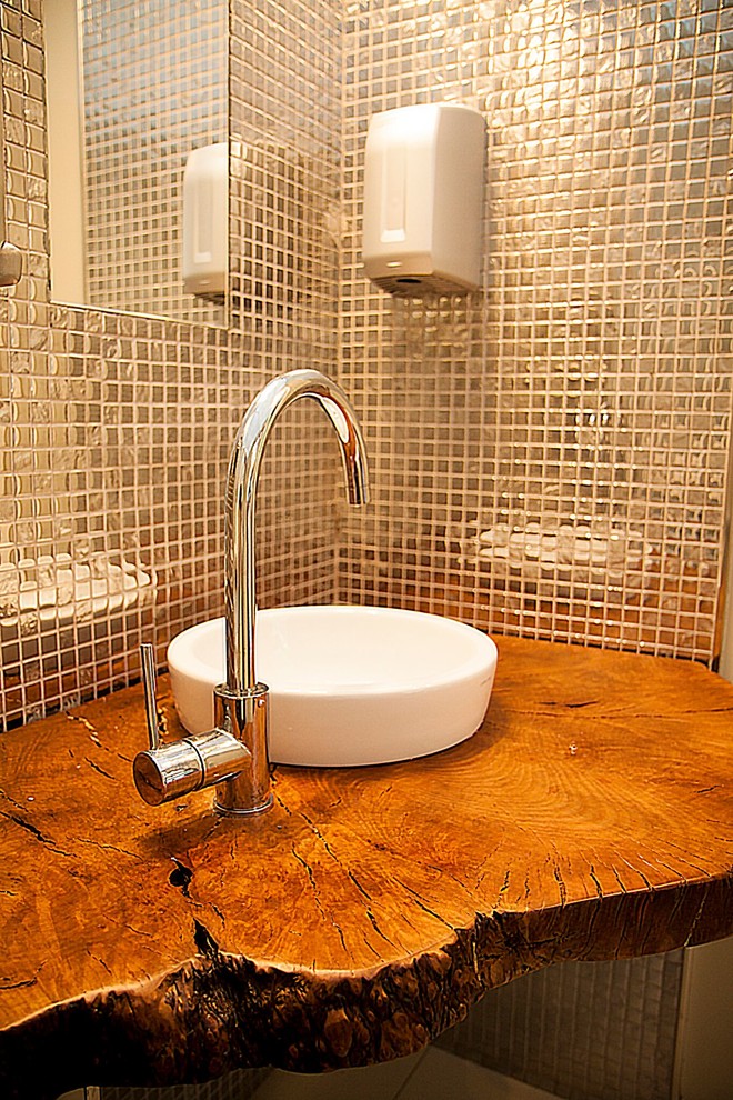 Kleine Moderne Gästetoilette mit Urinal, weißen Fliesen, Porzellanfliesen, weißer Wandfarbe, Porzellan-Bodenfliesen, Aufsatzwaschbecken, Waschtisch aus Holz und weißem Boden in Malaga