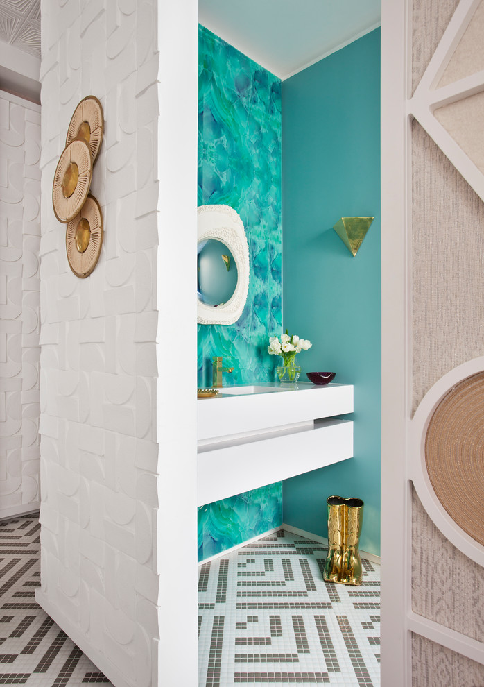 Modelo de aseo actual con suelo con mosaicos de baldosas, suelo gris, armarios con paneles lisos, puertas de armario blancas, paredes azules y lavabo integrado