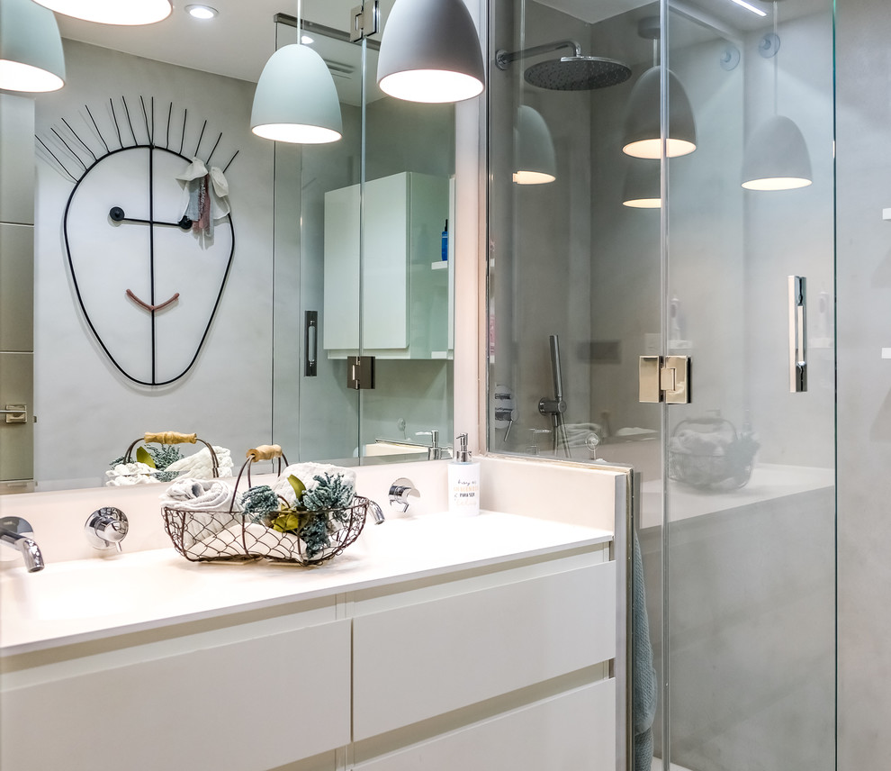 На фото: маленькая ванная комната в стиле модернизм с серой плиткой, серыми стенами, полом из цементной плитки, накладной раковиной, серым полом и белой столешницей для на участке и в саду с