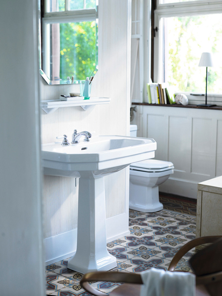 Foto di un bagno di servizio stile marinaro di medie dimensioni con lavabo a colonna, WC a due pezzi, pavimento con piastrelle in ceramica e pareti beige