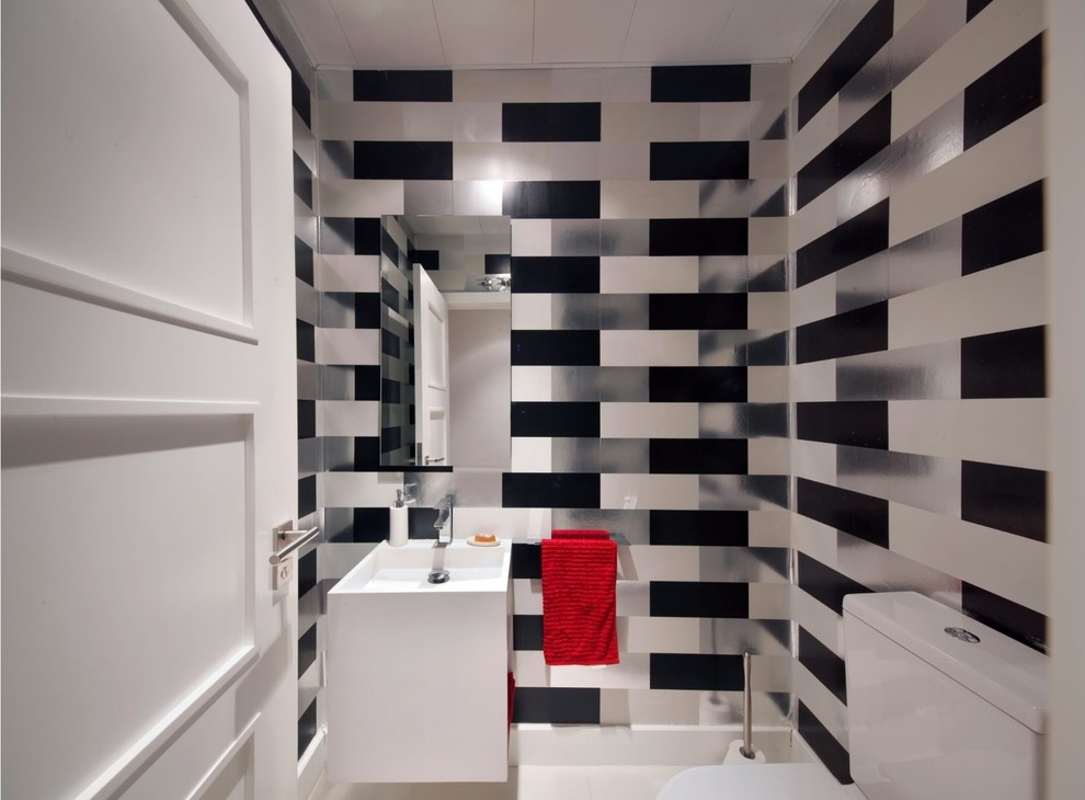 На фото: туалет среднего размера в современном стиле с раздельным унитазом, разноцветными стенами и подвесной раковиной