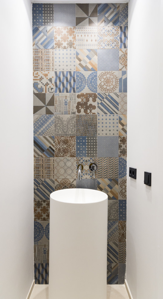 Cette image montre un WC et toilettes méditerranéen avec un carrelage multicolore, des carreaux de céramique et un lavabo de ferme.