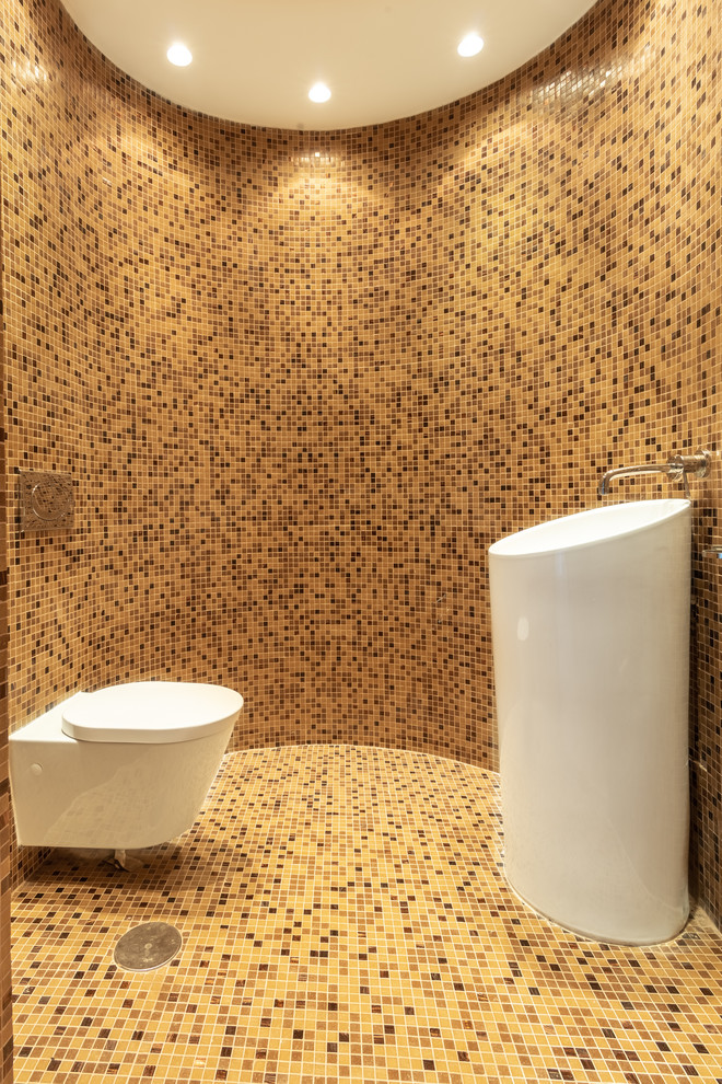 Inspiration pour un WC et toilettes design de taille moyenne avec un carrelage beige, un mur beige, un plan de toilette en carrelage et un plan de toilette beige.