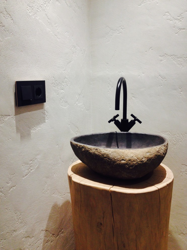 Foto di un piccolo bagno di servizio rustico con lavabo a bacinella