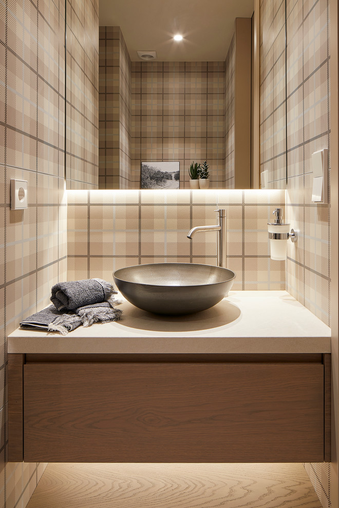 Moderne Gästetoilette mit flächenbündigen Schrankfronten, hellen Holzschränken, bunten Wänden, Aufsatzwaschbecken, beigem Boden und beiger Waschtischplatte in Barcelona