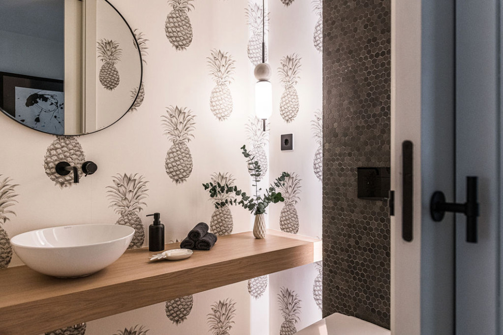 Idée de décoration pour un petit WC et toilettes méditerranéen en bois clair avec un mur noir, parquet clair, une vasque, un plan de toilette en bois, un plan de toilette blanc, meuble-lavabo suspendu et du papier peint.