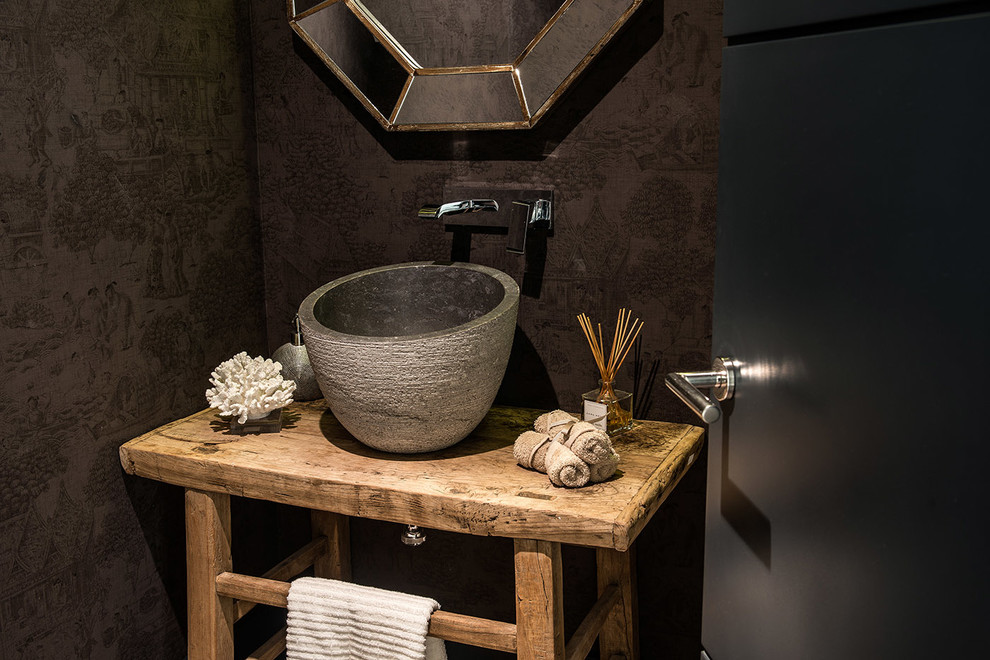 Ispirazione per un piccolo bagno di servizio design con nessun'anta, ante in legno scuro, pareti nere, lavabo a bacinella e top in legno