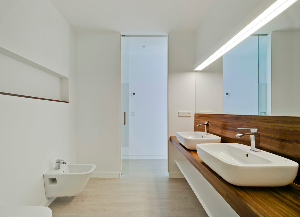 Стильный дизайн: туалет среднего размера в современном стиле с открытыми фасадами, биде, белыми стенами, светлым паркетным полом и настольной раковиной - последний тренд