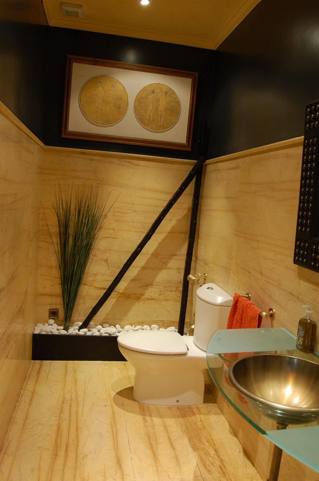 Immagine di un piccolo bagno di servizio contemporaneo con WC a due pezzi, lavabo da incasso e top in vetro
