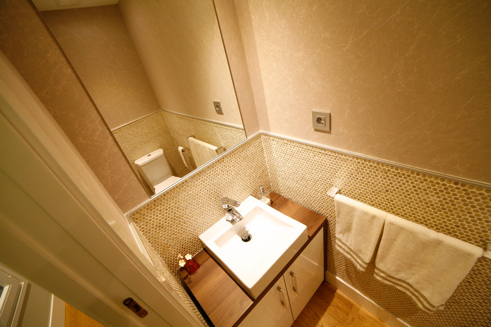 Idéer för att renovera ett litet funkis toalett, med en toalettstol med separat cisternkåpa, beige väggar och ett fristående handfat
