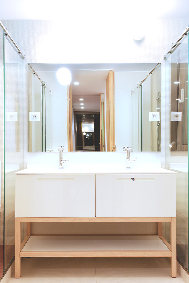 Idéer för ett mellanstort skandinaviskt toalett, med släta luckor, vita skåp och ett integrerad handfat