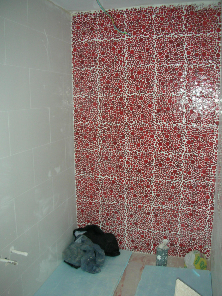 Idée de décoration pour un petit WC et toilettes méditerranéen avec des portes de placard blanches, WC séparés, un carrelage rouge, des carreaux de porcelaine, un mur rouge, un sol en carrelage de porcelaine, un lavabo de ferme, un sol rouge et meuble-lavabo sur pied.