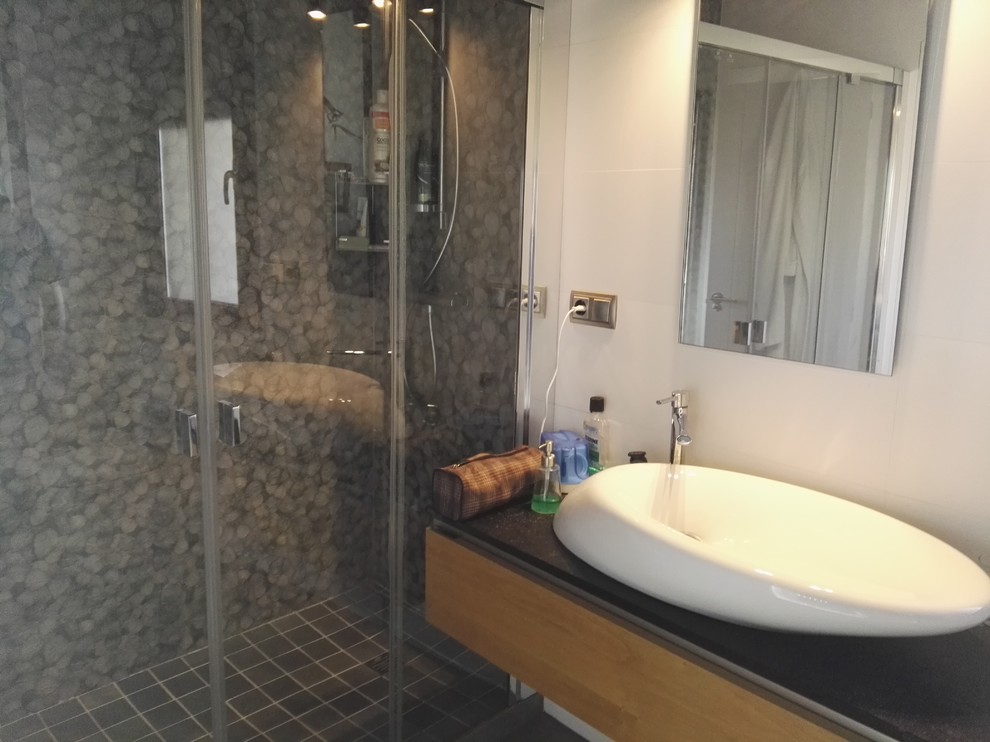 他の地域にある高級な中くらいなラスティックスタイルのおしゃれな浴室 (磁器タイルの床、横長型シンク) の写真