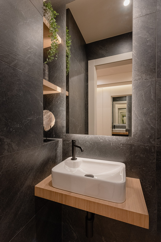 Immagine di un piccolo bagno di servizio minimal con ante in legno chiaro, piastrelle grigie, lavabo a bacinella, top beige e mobile bagno sospeso