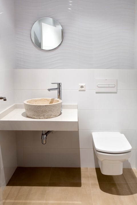 Foto de aseo minimalista pequeño con sanitario de pared, paredes multicolor y lavabo sobreencimera