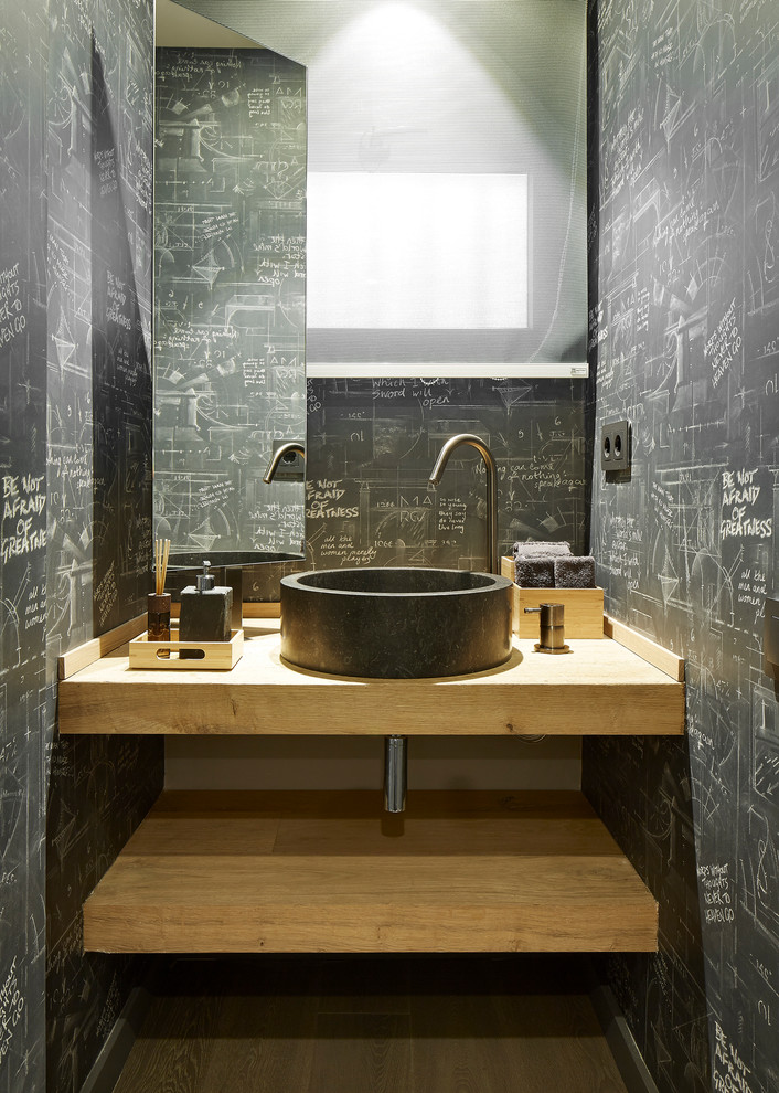 Kleine Moderne Gästetoilette mit offenen Schränken, hellbraunen Holzschränken, schwarzer Wandfarbe, Aufsatzwaschbecken, Waschtisch aus Holz und brauner Waschtischplatte in Barcelona