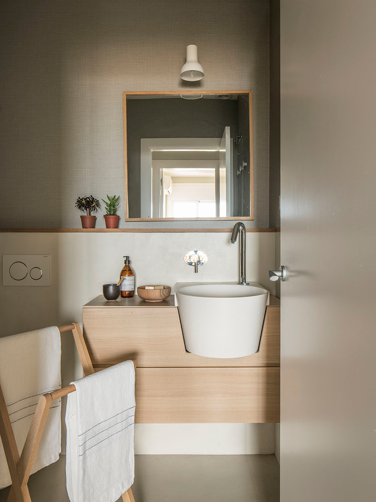 Exemple d'un WC et toilettes bord de mer en bois clair de taille moyenne avec un placard en trompe-l'oeil, un mur beige, parquet clair, un lavabo posé, un plan de toilette en stratifié, un sol marron et un plan de toilette beige.