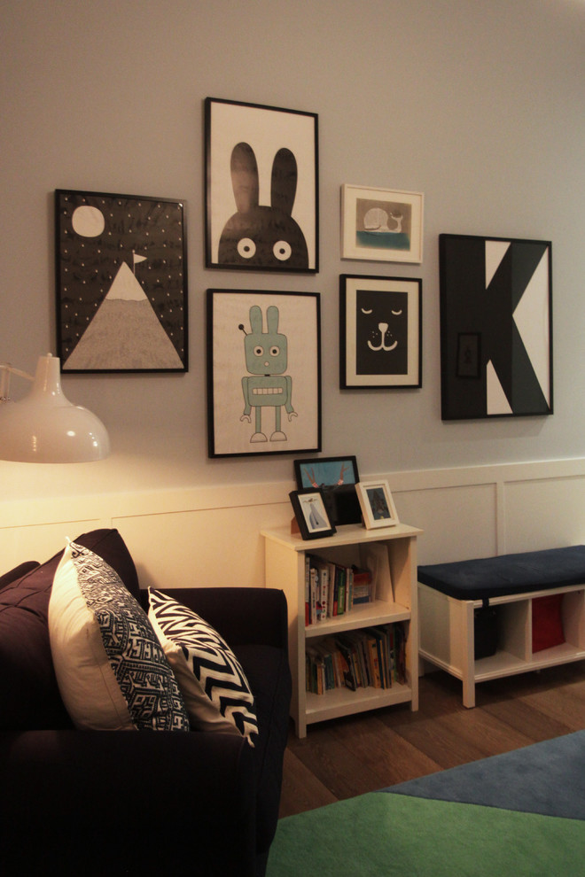 Foto de habitación de bebé neutra ecléctica de tamaño medio con paredes azules y suelo de madera en tonos medios