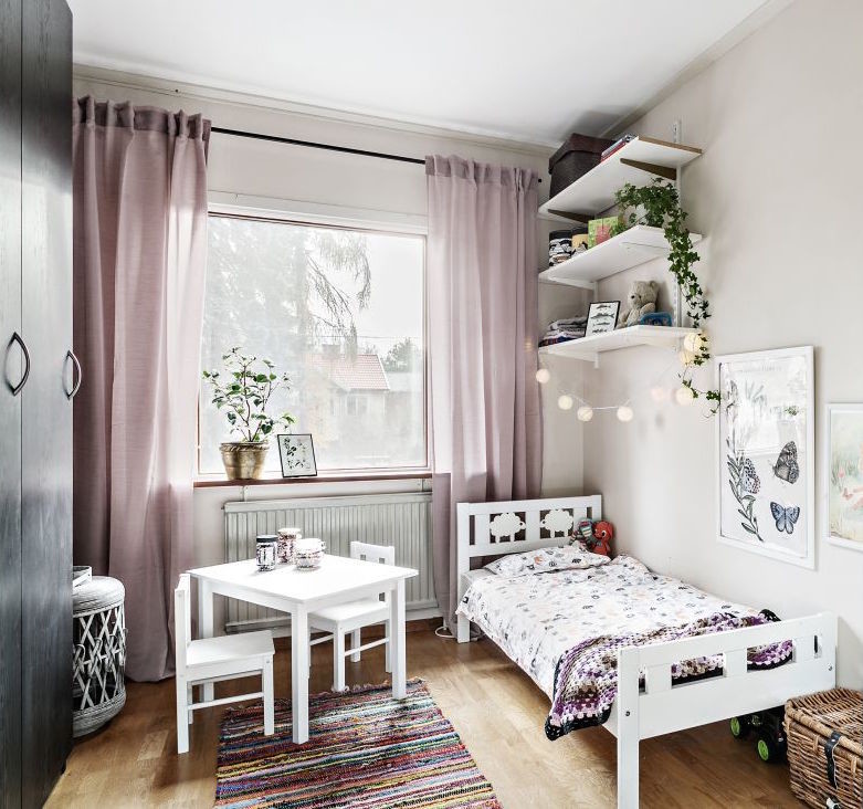 Exempel på ett minimalistiskt babyrum