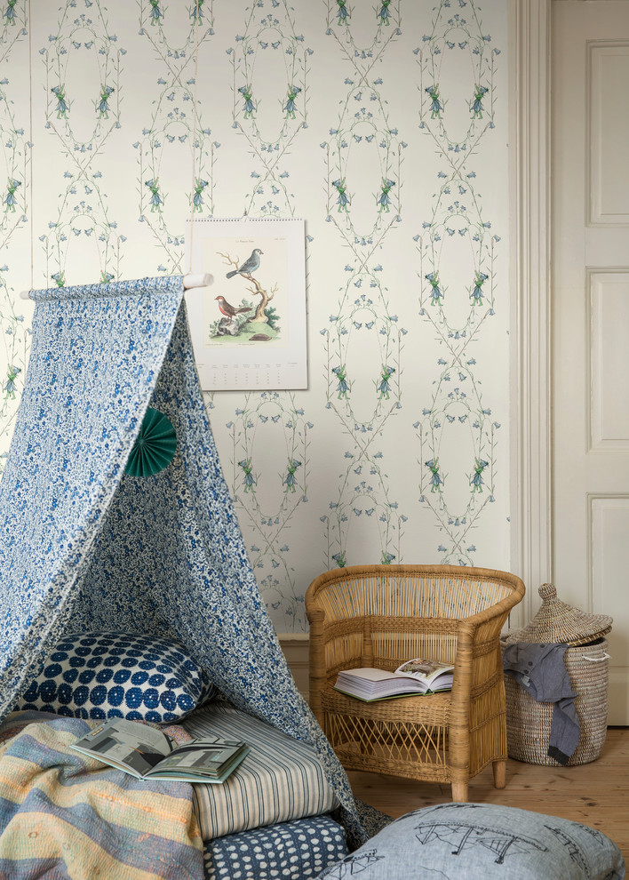 Diseño de habitación de bebé neutra minimalista con paredes multicolor y suelo de madera en tonos medios