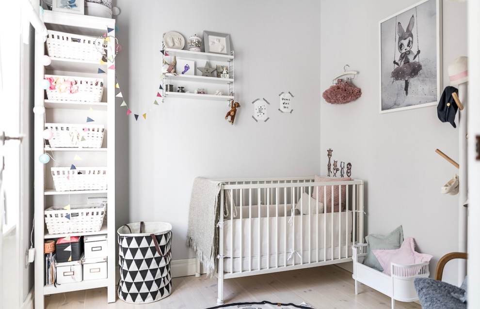 Idéer för att renovera ett litet skandinaviskt babyrum, med vita väggar