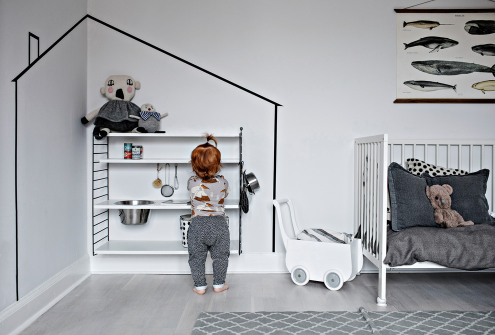 ヨーテボリにある北欧スタイルのおしゃれな赤ちゃん部屋の写真