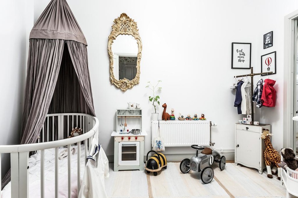 Свежая идея для дизайна: большая нейтральная комната для малыша в скандинавском стиле с белыми стенами и светлым паркетным полом - отличное фото интерьера