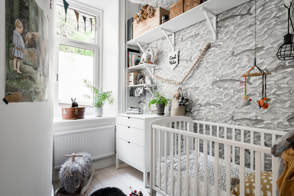 Идея дизайна: маленькая нейтральная комната для малыша в скандинавском стиле с светлым паркетным полом для на участке и в саду
