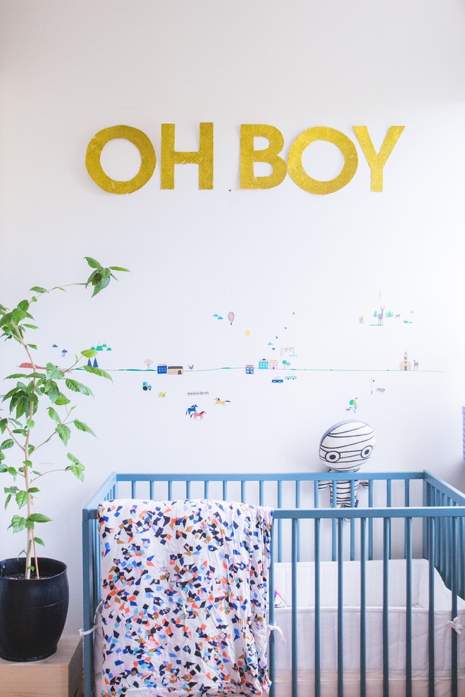 Neutrales Skandinavisches Babyzimmer mit weißer Wandfarbe in Malmö
