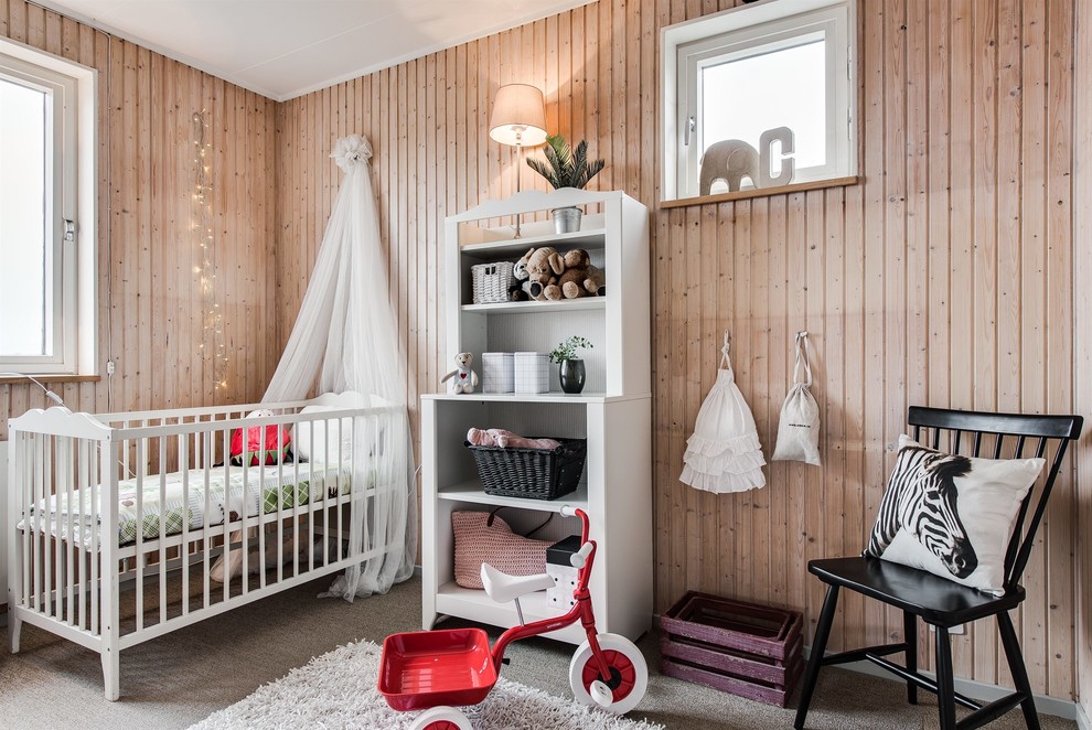 Idee per una piccola cameretta per neonati neutra scandinava con pareti beige, moquette e pavimento beige