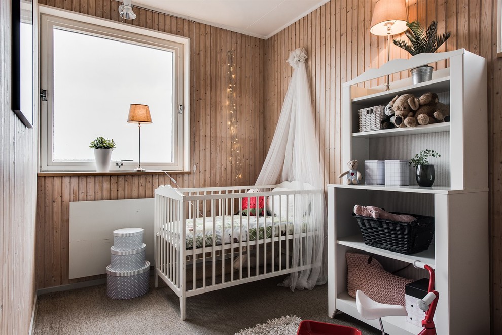 Modelo de habitación de bebé neutra escandinava pequeña con paredes marrones y moqueta
