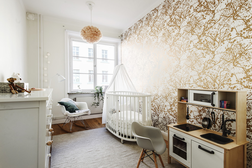 ストックホルムにある北欧スタイルのおしゃれな赤ちゃん部屋の写真