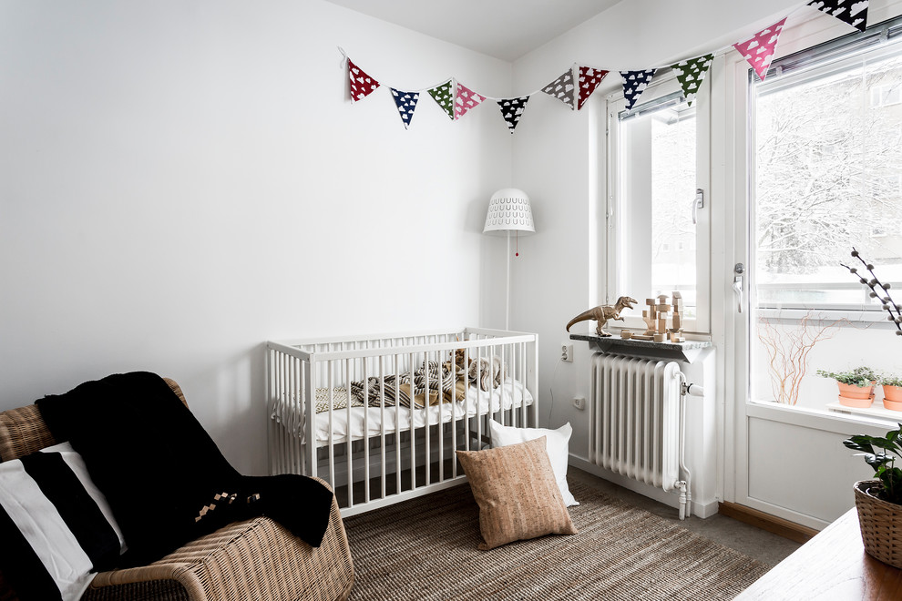 Пример оригинального дизайна: нейтральная комната для малыша среднего размера в скандинавском стиле с белыми стенами и коричневым полом