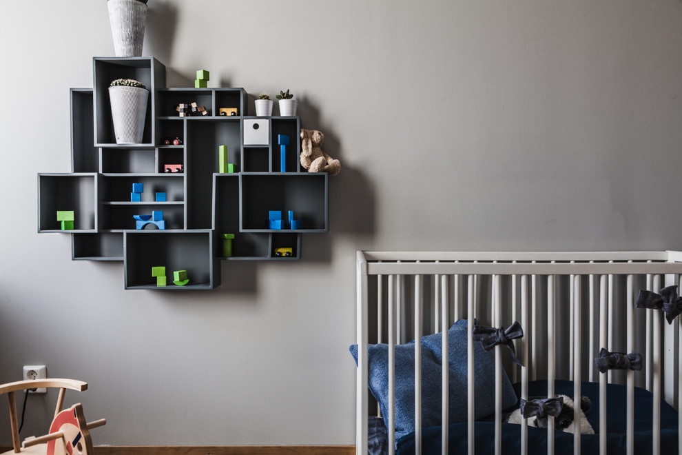 ストックホルムにある北欧スタイルのおしゃれな赤ちゃん部屋 (グレーの壁、男女兼用) の写真