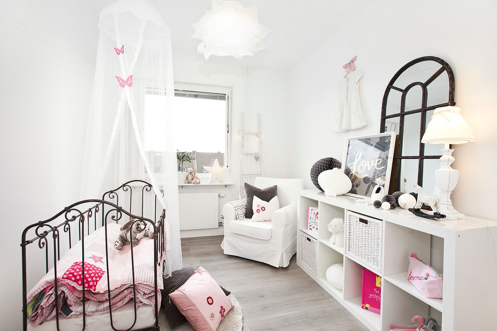 マルメにある北欧スタイルのおしゃれな赤ちゃん部屋の写真