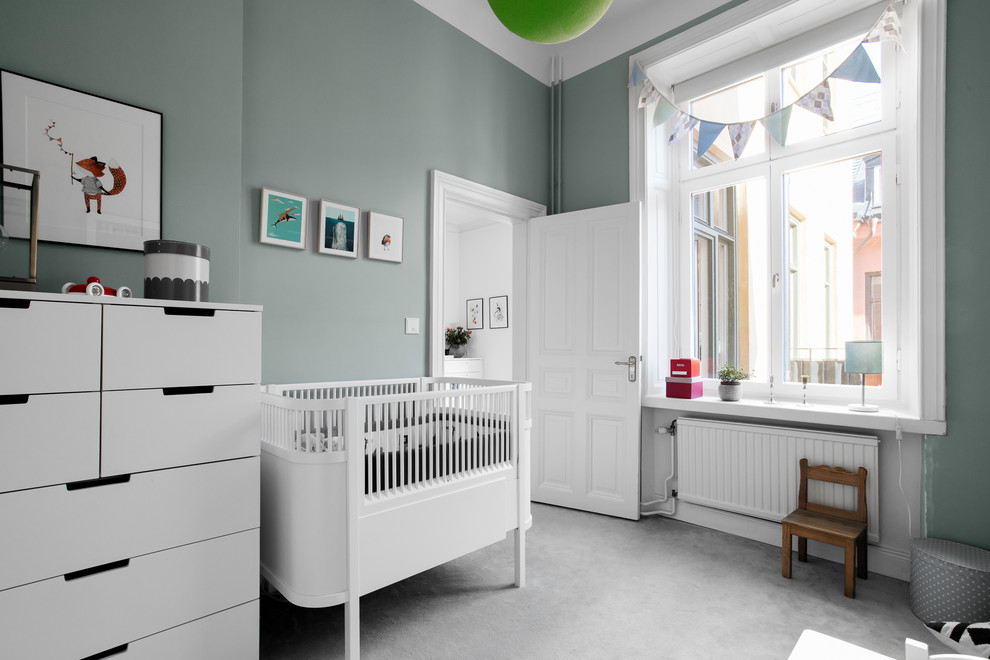 Réalisation d'une grande chambre de bébé neutre tradition avec un mur vert, moquette et un sol gris.