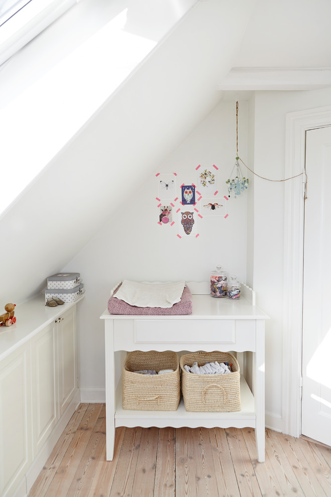 Réalisation d'une chambre de bébé nordique avec un sol beige.