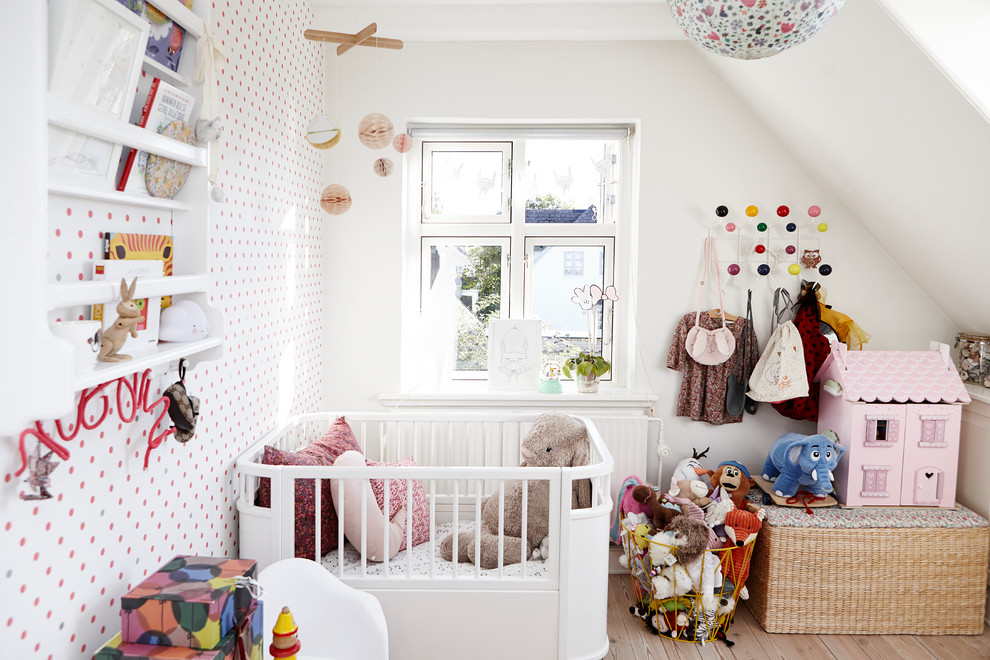 ウィルトシャーにある北欧スタイルのおしゃれな赤ちゃん部屋の写真